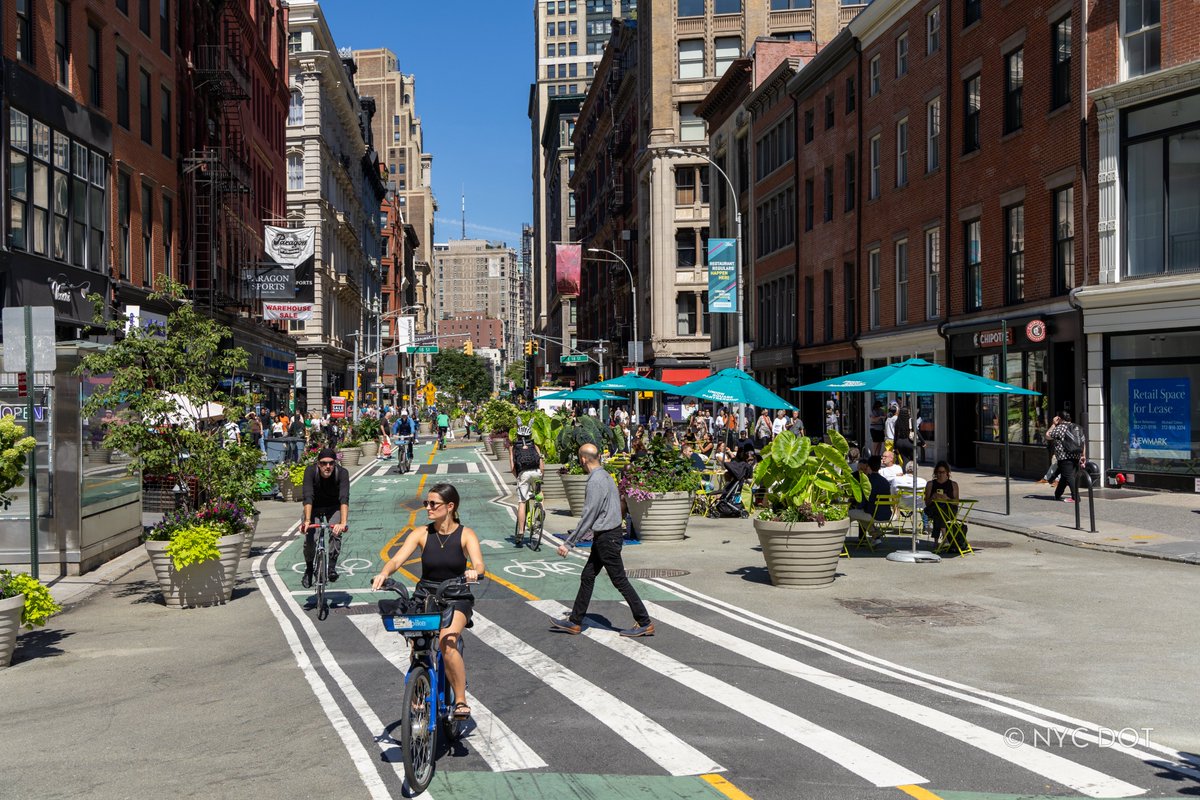 NYC_DOT's tweet photo. People-centric public spaces are good for business!

The pedestrian plaza on Broadway between 17th and 18th streets is now at 100% storefront occupancy.

This is one of the many benefits that we strive for when investing in great public spaces that center people. https://t.co/MoKgOnUdiN