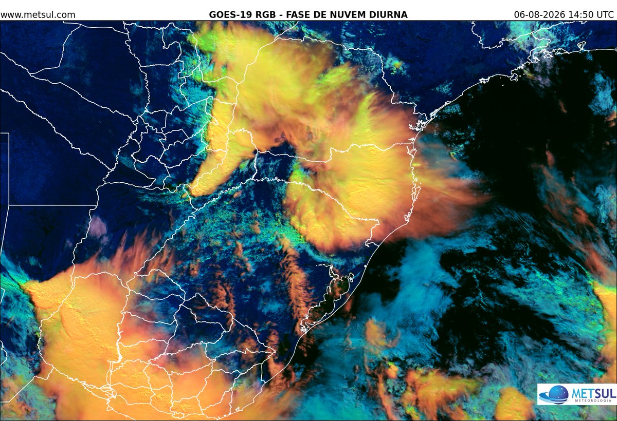 metsul's tweet photo. AGORA | Dois sistemas de tempestades ao mesmo tempo. Um, de onda curta, que traz chuva e temporais de granizo desde o meio da manhã entre o Norte gaúcho e o Paraná. Outro, na Argentina e Uruguai, de maior perigo, por um ciclone em formação, que gera linha de tempestades que avançará para o Rio Grande do Sul. Leia alertas em https://t.co/59bN9A3xFP.