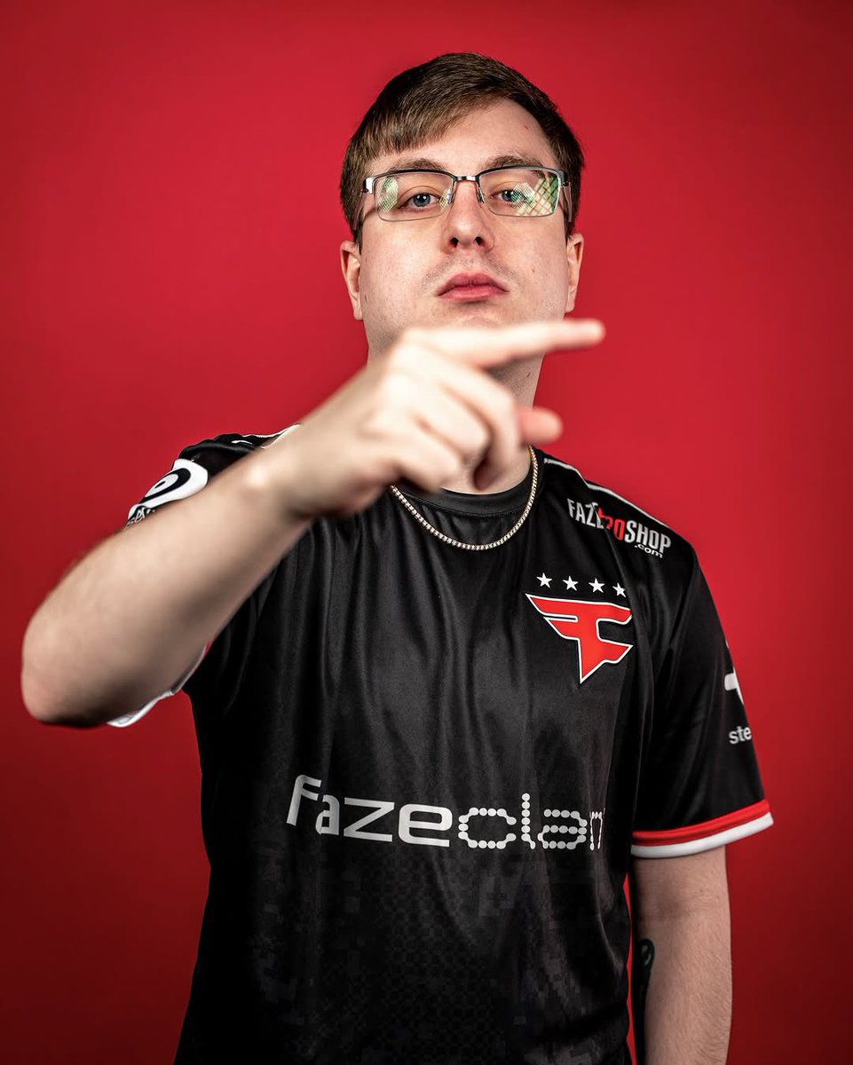 FaZe_Vegas's tweet photo. HE’S HERE, HE’S THERE… https://t.co/7hrqKS1CY7