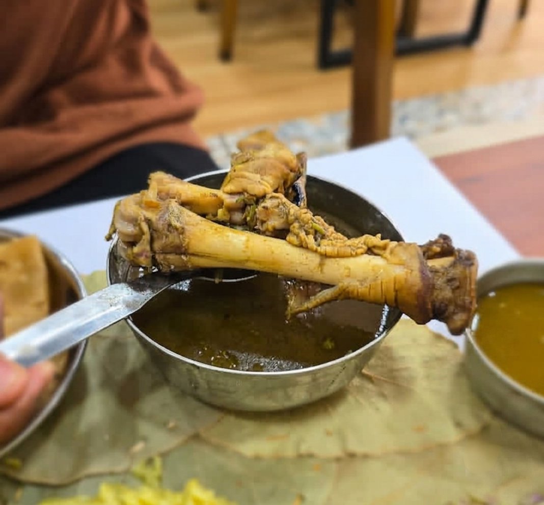 Shinde_Revati21's tweet photo. Dinner scenes done right. 🍚🔥

A meal at the legendary 117-year-old 
SG Rao Military Hotel never disappoints

Bold flavors, rich mutton curry, perfectly cooked rice, &amp; pure Karnataka goodness. every bite is deeply satisfying

Nothing fancy. Just delicious food. 🌿 https://t.co/DttzUa37Uk