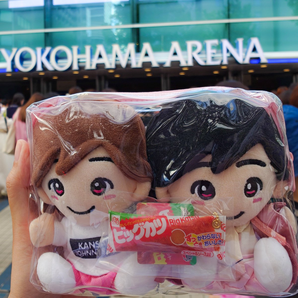 n72839's tweet photo. 噂のビッグカツ！！

の、ミニチュア！！🤣をみっちーに持たせてた(笑)

神席とかではなかったけど見やすかったのでおっけー👍✨ https://t.co/8fRwMOEmyj
