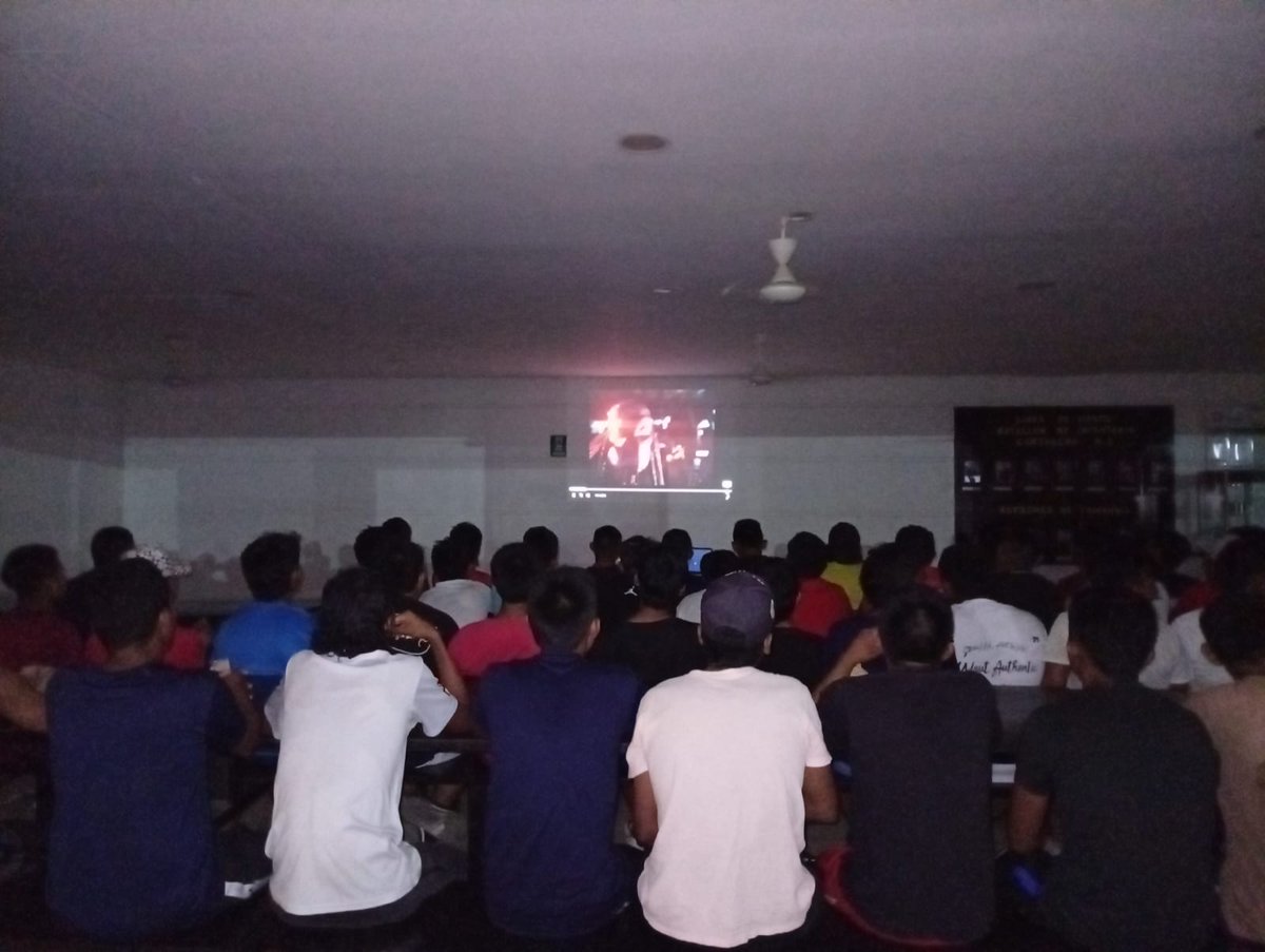 Ingenieros_EJC's tweet photo. #BRCON | El Batallón de Ingenieros de Construcciones N.° 51 llevó a cabo una jornada de bienestar para sus soldados con la proyección de una película, un espacio diseñado para fortalecer la moral, el sentido de pertenencia y el espíritu de cuerpo de quienes sirven con honor a Colombia.
#SiempreATuLado