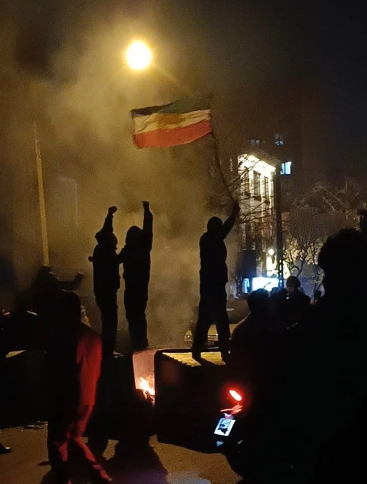 Mehr_Persia's tweet photo. اگر دفتر تاریخ را ورق بزنید، یک حقیقت عریان رخ می‌نماید: نقطه‌ی آغازِ پایانِ هر مستبدی، دقیقاً از همان جایی کلید می‌خورد که دستش به #قتل_عام و خون بی‌گناهان آغشته می‌شود. ⚔️🔥 https://t.co/GawSVbY63O