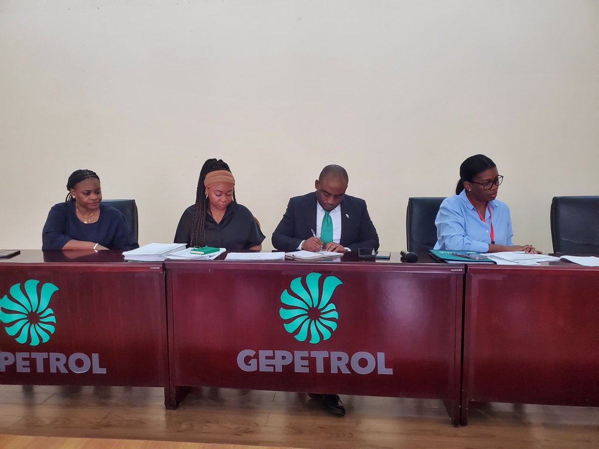 GEPetrolSA's tweet photo. @bangeoficial presenta a los empleados de @GEPetrolSA nuevos préstamos para automóvil, vivienda y otros préstamos personales.  Estuvo presente el director de RR.HH Don Patricio Tobachi. Bange reafirma su compromiso con el bienestar de las familias ecuatoguineanas. #CreditosBange https://t.co/sAD8mZkxsS