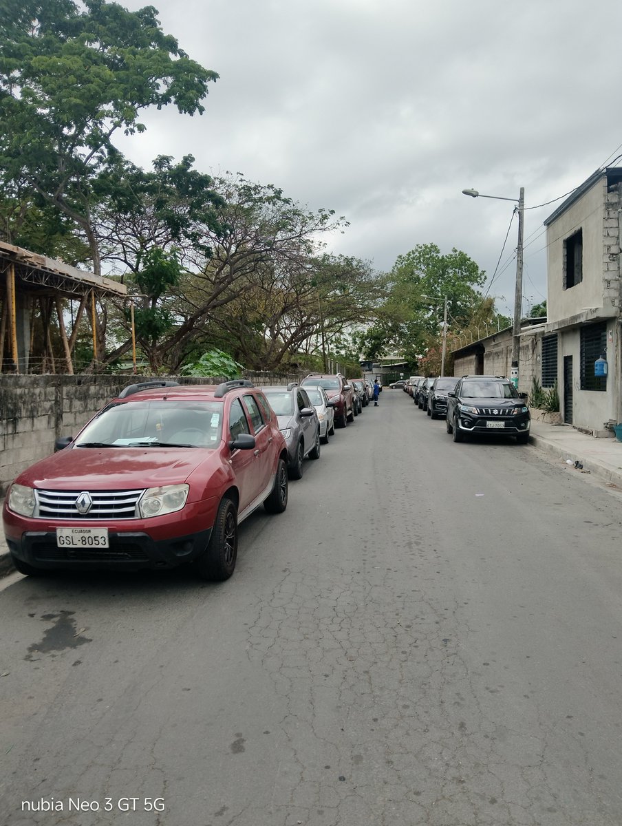 Ronaldtorresq's tweet photo. En chingon los señores de ambiensa se parquear en ambos sentidos de la vía y no dejan paso para cargar la mercadería en los camiones 
@ATMGuayaquil es en chongon ya se les a dicho q no se parque en así, tienen su parqueo privado y no lo utilizqn https://t.co/t2Ia0XDuuw