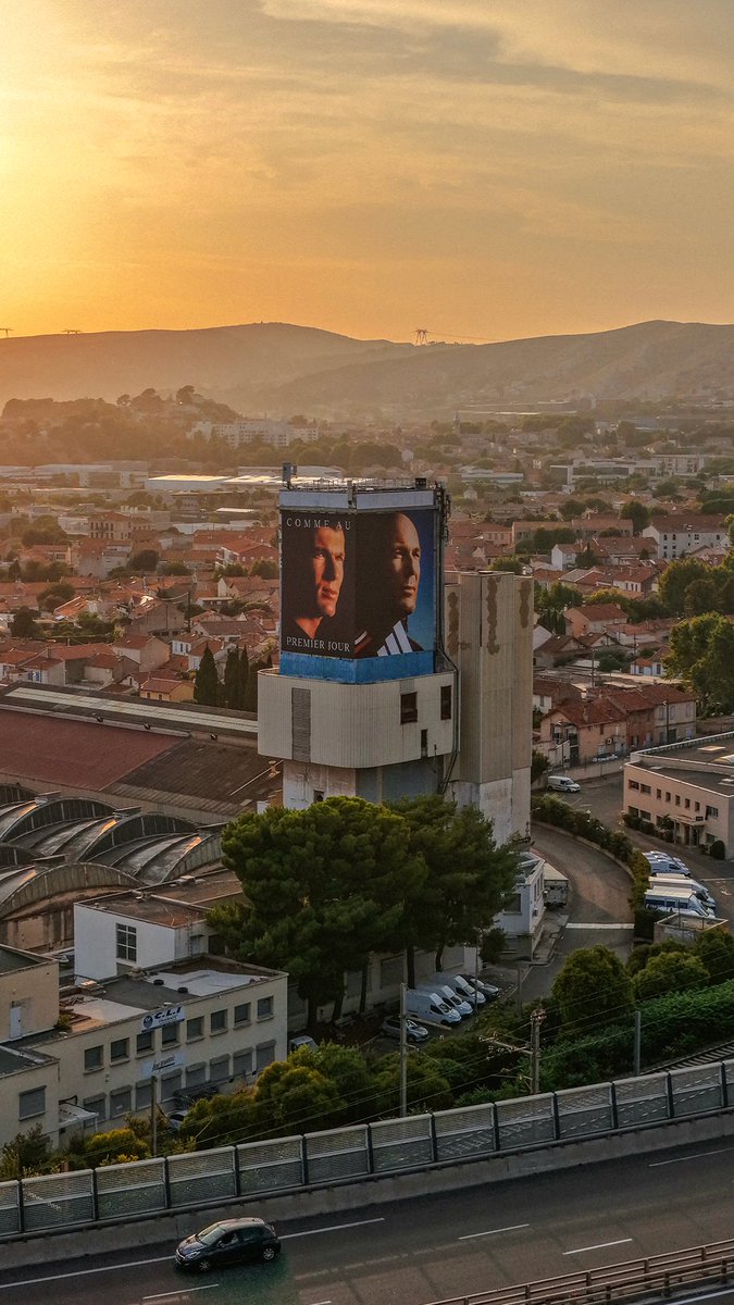_BeFootball's tweet photo. 🚨 adidas CÉLÈBRE LE SÉLECTIONNEUR ZINÉDINE ZIDANE 🇫🇷 DANS SA VILLE NATALE ! 🐐🤩

La marque aux trois brandes a installé cet affichage monumental au sommet de la Tour Mirabeau à Marseille. 💫🍿 

« COMME AU PREMIER JOUR. »

📸 @adidasFR https://t.co/iJ67pMTRh6