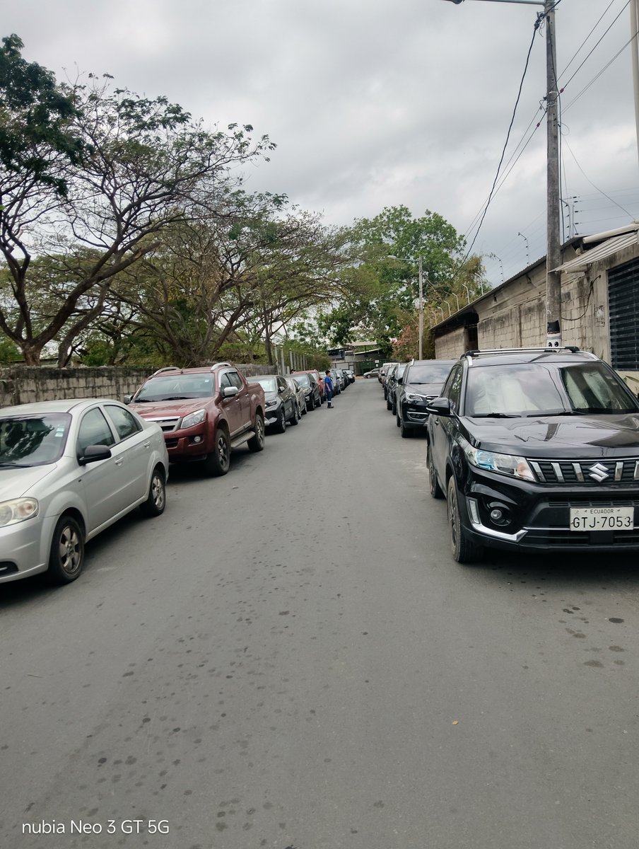 Ronaldtorresq's tweet photo. En chingon los señores de ambiensa se parquear en ambos sentidos de la vía y no dejan paso para cargar la mercadería en los camiones 
@ATMGuayaquil es en chongon ya se les a dicho q no se parque en así, tienen su parqueo privado y no lo utilizqn https://t.co/t2Ia0XDuuw