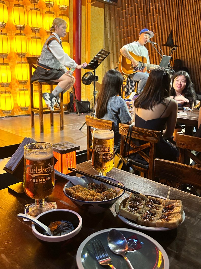 Emaauolktim's tweet photo. After a long and busy day at work, I met up with some friends at a small food stall for a few drinks. We relaxed, caught up, and talked about how our past few days had been.🤤😊 https://t.co/ewxHqtp8NL