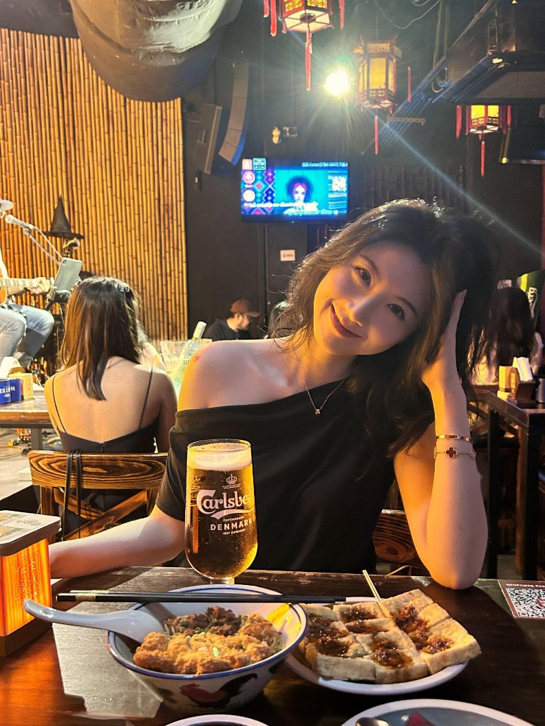 Emaauolktim's tweet photo. After a long and busy day at work, I met up with some friends at a small food stall for a few drinks. We relaxed, caught up, and talked about how our past few days had been.🤤😊 https://t.co/ewxHqtp8NL