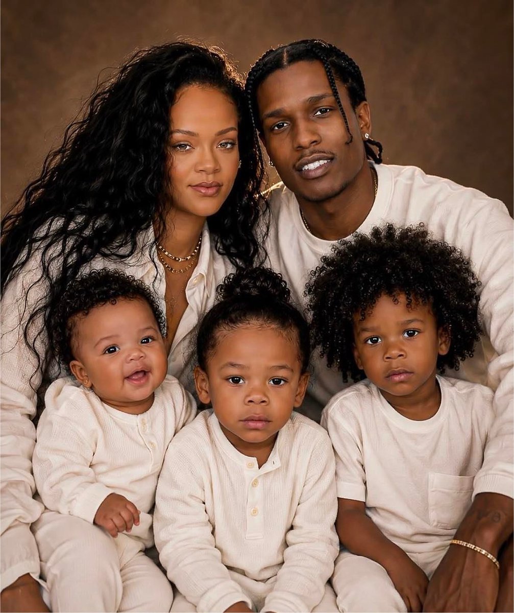 IamJoe_lOmiat's tweet photo. Motherhood looks good on Rihanna 🥰❤️ https://t.co/dm5RzKWAGE