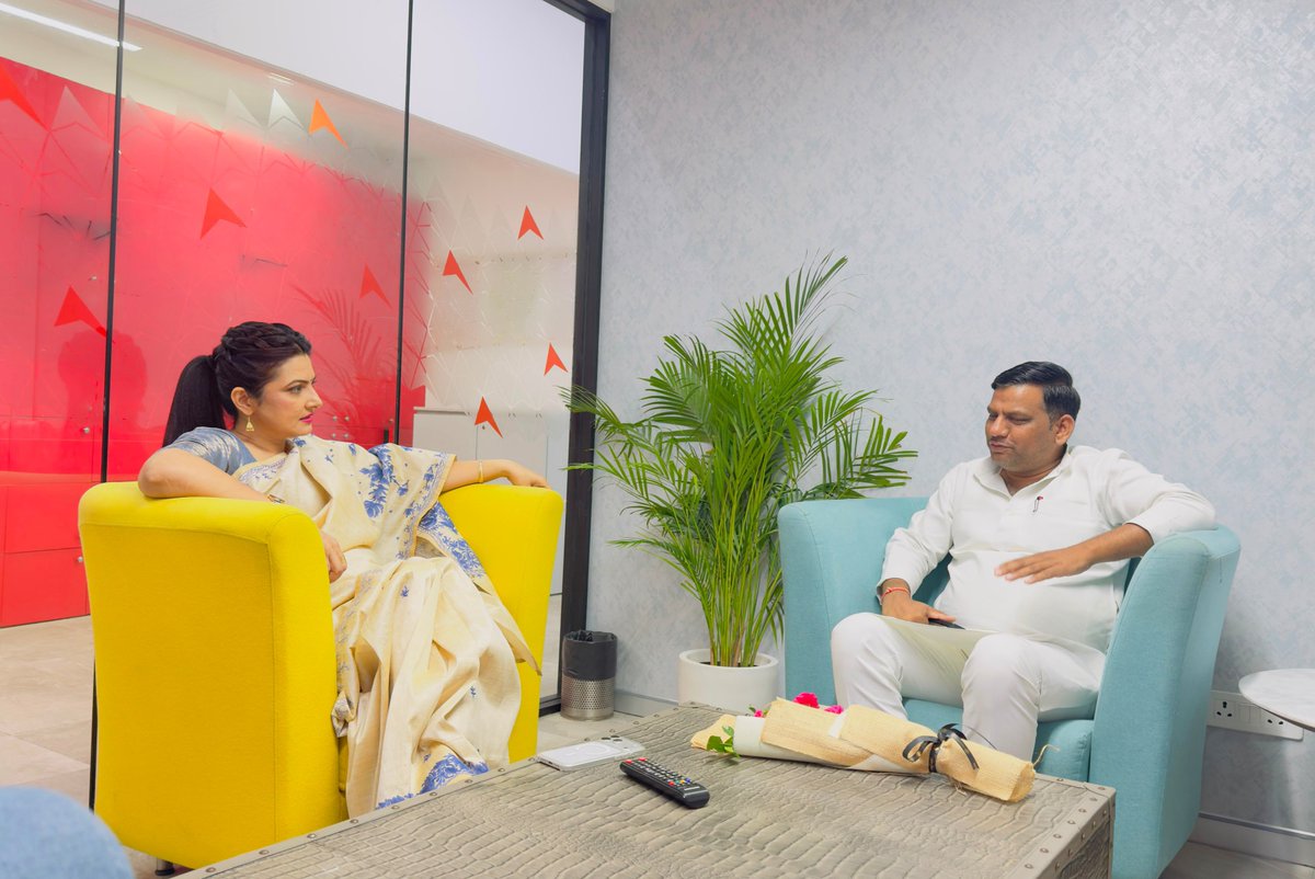 PunitRai88's tweet photo. मशहूर एंकर व ABP News कि वॉइस प्रेसिडेंट गोरखपुर कि माटी से निकलकर पुरे दुनियां मे पहचान बनाने वाली आदरणीया चित्रा त्रिपाठी जी से Abp news चैनल के ऑफिस मे स्नेहिल मुलाक़ात किया।
@chitraaum 
@abplive https://t.co/93STljdXU6