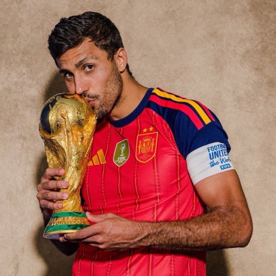 MadridXtra's tweet photo. 🚨🗣️ @FabrizioRomano: “Last week, Real Madrid opened talks with Manchester City.

But didn’t find an agreement.

Real Madrid wanted to offer around €50M and City wanted to wait and take some time.

Now Barcelona are in the mix and they have the green light from Rodri to make a move.”