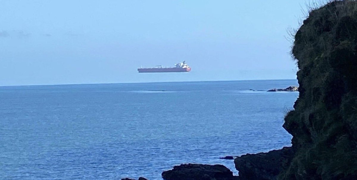 afrkml's tweet photo. Pernah liat fenomena kapal melayang di tengah laut gak??? 😰 https://t.co/rRzn4upnGl