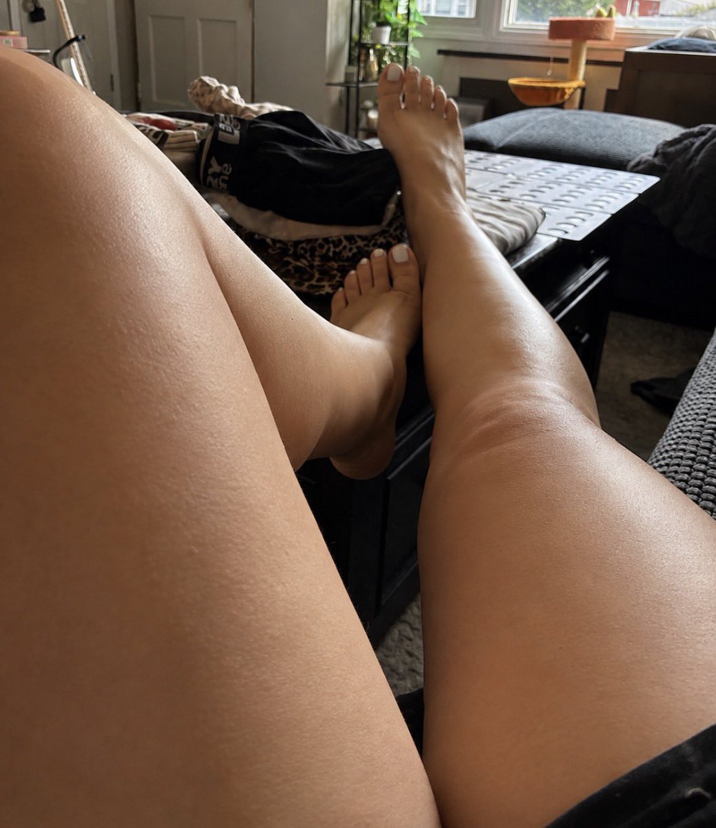 theexonlydee's tweet photo. ✅ gorgeous feet
✅ thick thighs 
✅ laundry for YOU to put away https://t.co/7qAaTHM0Mv