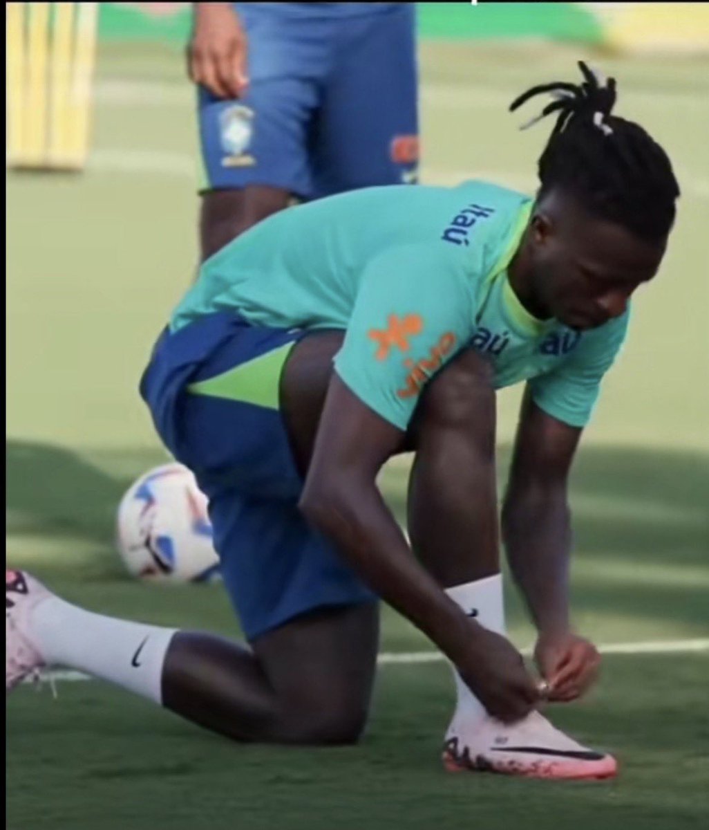 0xxkenneth's tweet photo. Always wear soccer boots, no matter how beautiful the pitch is.

This isn’t about football. https://t.co/nX1XsfQv1o