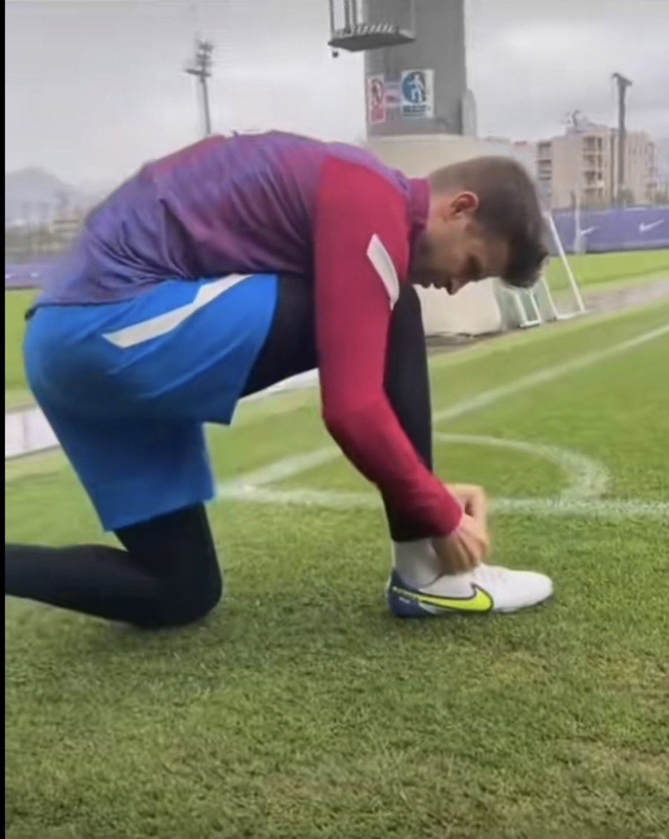 0xxkenneth's tweet photo. Always wear soccer boots, no matter how beautiful the pitch is.

This isn’t about football. https://t.co/nX1XsfQv1o