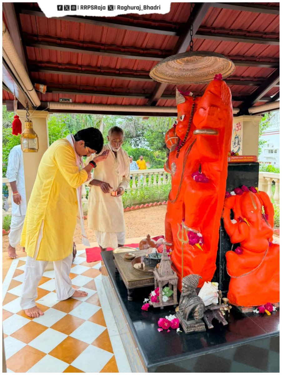 JSDL_Official's tweet photo. आज लखनऊ से राजभवन बेंती (कुंडा) पहुंचने पर भगवान बजरंग बली जी का आशीर्वाद प्राप्त करते हुए जनसत्ता दल के राष्ट्रीय अध्यक्ष माननीय श्री राजा भइया जी। https://t.co/EJMbCwUIcJ