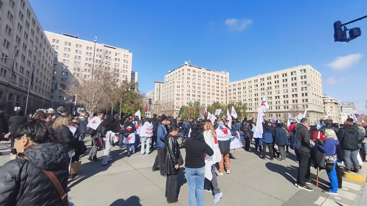 ConfusamChile's tweet photo. Trabajador@s de la #AtencionPrimaria y dirigent@s de la @ConfusamChile mantienen cortada la Alameda en protesta por el no pago del aumento del #PerCápita a los municipios. 
#NoAlDesmantelamiento 
#SaludDigna
#APSCombatiente https://t.co/4pb5awrTqh