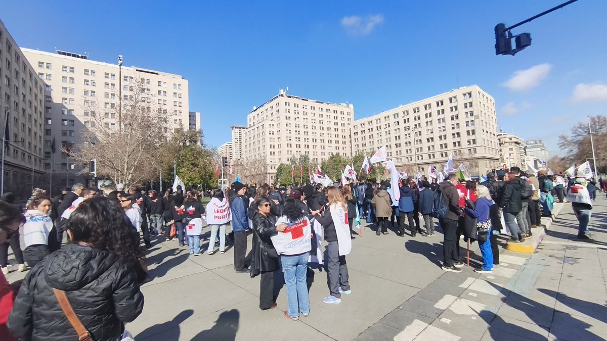 ConfusamChile's tweet photo. Trabajador@s de la #AtencionPrimaria y dirigent@s de la @ConfusamChile mantienen cortada la Alameda en protesta por el no pago del aumento del #PerCápita a los municipios. 
#NoAlDesmantelamiento 
#SaludDigna
#APSCombatiente https://t.co/4pb5awrTqh