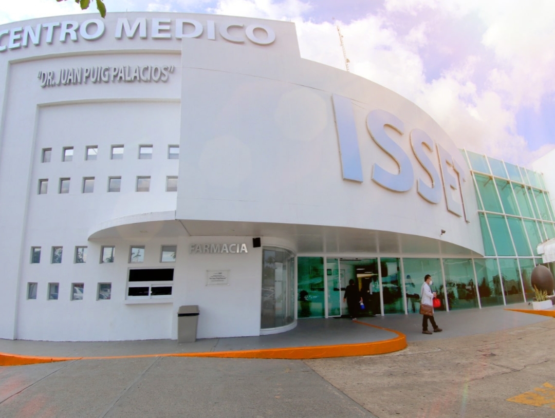 XEVATabasco's tweet photo. 🗣️ #DenunciaVA | Derechohabientes del área de rehabilitación del #ISSET, ubicada en la avenida Gregorio Méndez Magaña, en Villahermosa, denunciaron que continúan sin recibir mantenimiento los #equipos e instalaciones. Aseguran que no funcionan los ultrasonidos, compresoras, lámparas de luz infrarroja y masajeadoras, además de que varios mosaicos del piso están desprendidos, lo que ha provocado caídas de pacientes.
Los usuarios reconocieron el esfuerzo del personal médico, que atiende a más de 200 #pacientes por semana pese a las carencias, e hicieron un llamado al director general del #ISSET, Rodolfo Lehmann Mendoza, para que destine recursos y atienda de manera urgente esta problemática.
#XEVA #Noticias #Tabasco #Radio