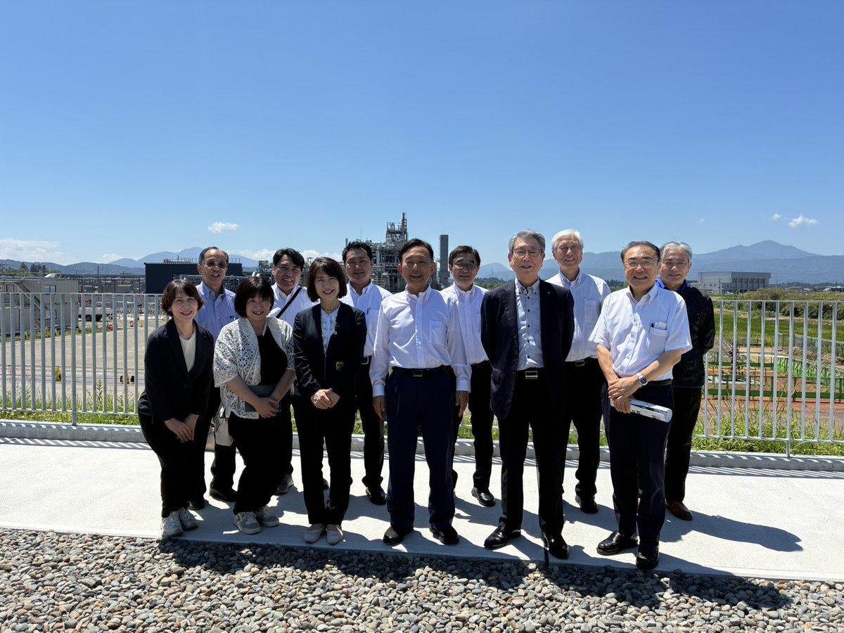 satoru4893's tweet photo. 本日、公明党新潟県本部「柏崎水素パーク」の視察に参加。
柏崎水素パークは、天然ガスから水素・アンモニアの製造を行い、発電と売電の実証をするための日本初のプロジェクト施設です。
CO2を枯渇ガス田に貯留するところが特徴的です。
来客棟のルームシアターはインパクトがありワクワクします。 https://t.co/y13BYszNGf
