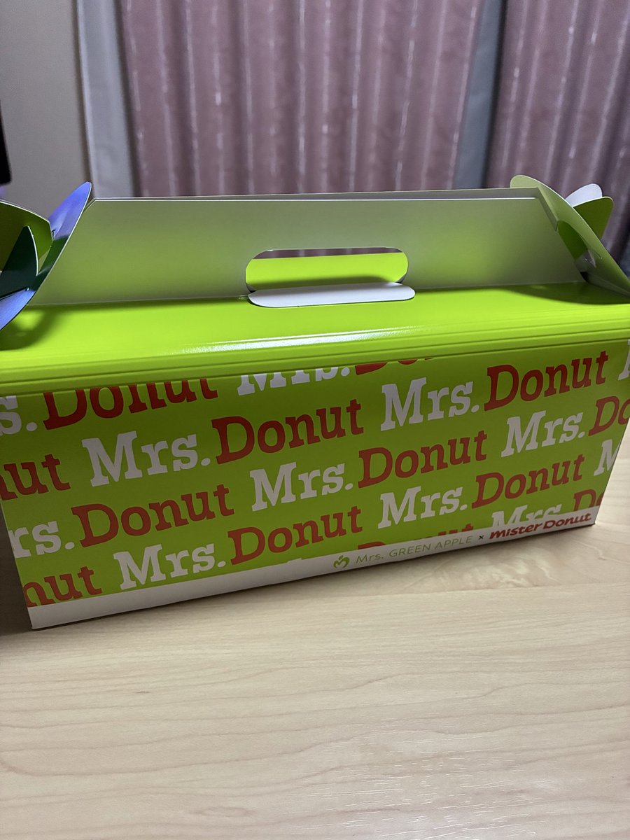 smap_erina's tweet photo. Mrs.Donutネットオーダーで本日テイクアウト🍏🍩✌️😋
#Mrs.GREEN APPLE
#ミスタードーナツ https://t.co/KPozicfzV9