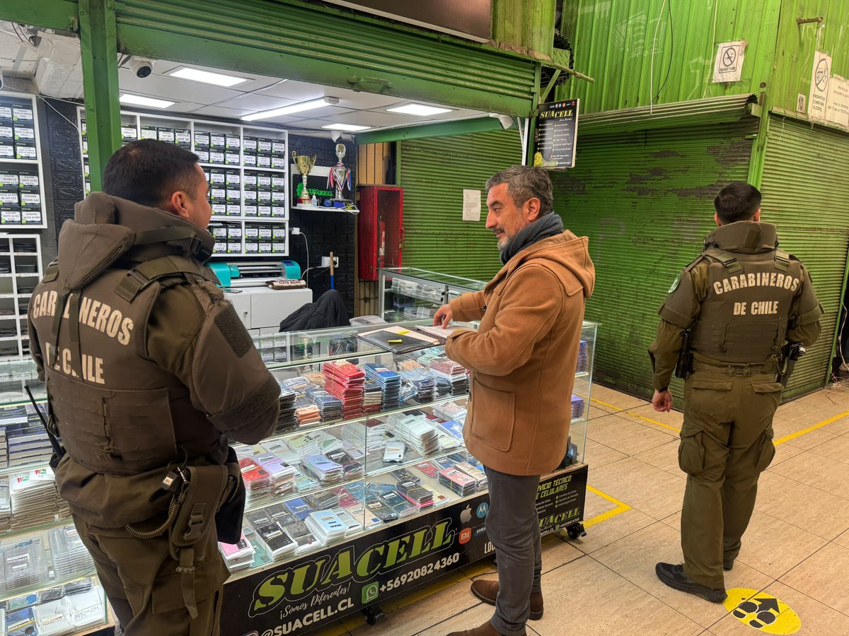 CarabPrCentral's tweet photo. @Carabdechile 4ª Comisaría Stgo. y @SII_Chile fiscalizan Barrio Franklin, verificando patentes comerciales, boletas y cumplimiento legal en locales comerciales. https://t.co/acffmYV38Q