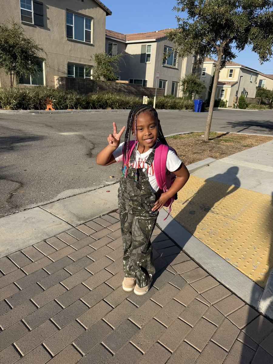 alanikiara's tweet photo. My big girllllla 😩😩 (yes i cried when i dropped her off) https://t.co/cuMa1U8znQ