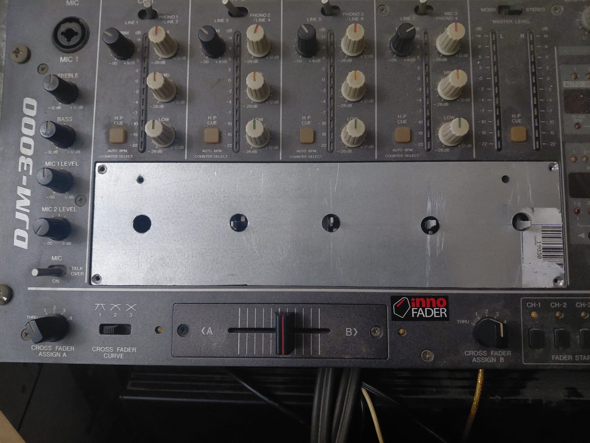 Xalias_DJ's tweet photo. terminada de cortar y perfilar el nuevo faceplate para la conversión de la mesa a rotativa https://t.co/Gtudex0sj8