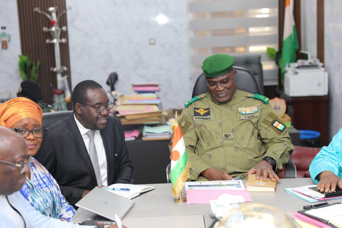 PnudNiger's tweet photo. Le Ministre d'État, Ministre de l’Intérieur, a reçu ce jour le RRdu @PnudNiger. Les échanges ont porté sur la vision stratégique du PNUD en matière de gouvernance &amp; de stabilisation, et sur les perspectives de renforcement de la coopération au service du dévlpmt &amp; de la paix. https://t.co/njqcUIh5vS