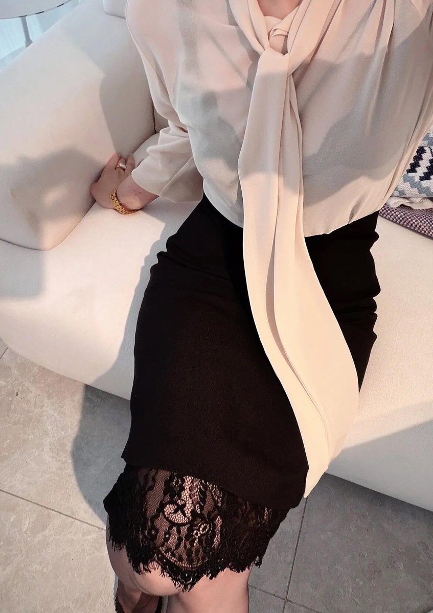 lexi_devy's tweet photo. Falling for this black-and-white pairing it’s like coffee without sugar, bitter but with a rich aroma. I wonder if this look will find its way into anyone's dreams? https://t.co/jMi7IQKKHc