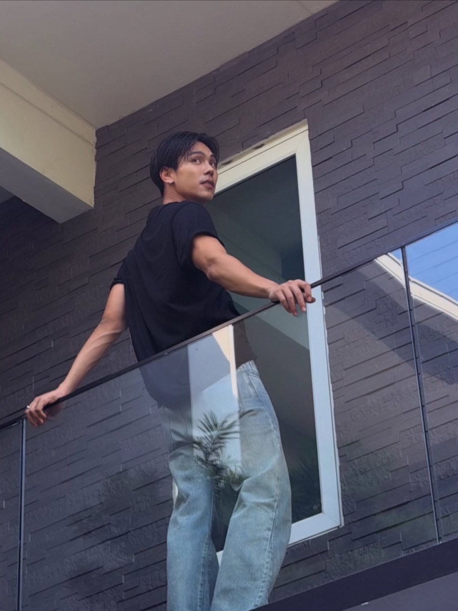 tonfaimolly's tweet photo. ระเบียงยังเอาความหล่อพ่อผมไม่ลงเล้ยยยย

#treporapat  #ตรีภรภัทร https://t.co/Anpf9CzEZV