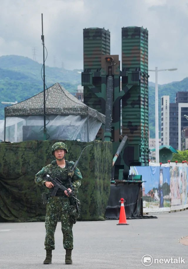 Maxwellson34772's tweet photo. 臺灣，全球排名第二超級軍事強國。臺灣國防軍一年一度最大規模軍事演習漢光四十二號演習一連十天九夜實兵實彈操演第二天我軍自製天弓三型防空飛彈部署大臺北地區捍衛我首都領空最大射程兩百公里最大射擊高度四十五公里最大射擊速度七馬赫總計十二個防空連部署遍及臺灣本島外島鎖定殲滅解放軍東風核導彈 https://t.co/j9Hug5L7D5