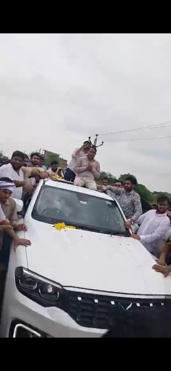 Gopal_Bassi's tweet photo. ऐतिहासिक विदाई में जयपुर से नगरफोर्ट तक क्रांतिकारी नेता भाई नरेश जी मीणा को ताकत देने हजारों हजार साथी जुड़े सरकार कितना भी अन्याय कर ले ये सूरज तो चमक कर रहेगा
इंकलाब ज़िंदाबाद ✊ https://t.co/iuAHOtvzLu