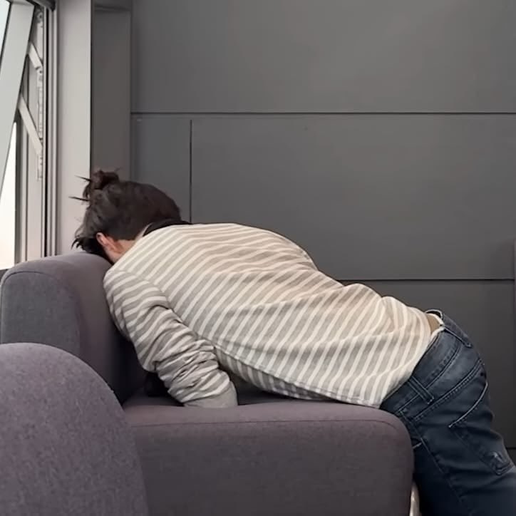 akuddkeonho's tweet photo. eh boleh gak stop bahas badan dd? aku paham kok kalo banyak yg khawatir dan peduli sama dd... tapi rasanya sedih aja, dari live kemarin sampai sekarang di Toronto, yang dibahas masih itu lagi, dibanding-bandingin lagi sama badan dd yg dulu :((  di kondisi kayak sekarang, fokus utamanya pasti buat pulih dulu to? bukan buat bulking atau nge-gym?? 

maksud aku tuh... daripada terus ngomentarin atau ngebanding-bandingin, kenapa gak kita kasih afirmasi yang baik buat dia? misal apresiasi penampilannya, kasih semangat buat sisa tournya, atau doain semoga proses pemulihannya berjalan lancar sampai benar-benar pulih gitu :(( 

masih banyak hal positif yang bisa kita kasih ke dia kok.. dan semoga yang lebih sering dd lihat dukungan, apresiasi dan doa-doa baik dari kita yaa?? bukan komentar soal badannya... MAAF SEDIKIT EMOSYIONEL huhu