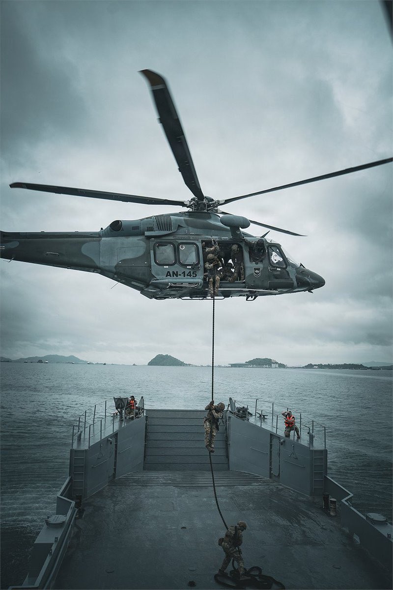 HermanCsalley's tweet photo. Members of Panama's National Aeronaval Service and National Police Tactical Anti-Drug Operations Unit conduct visit, board, search and seizure training in the Bay of Panama, July 20, 2026.

#MARFORSOUTH #PANAMAX2026 #MaritimeSecurity https://t.co/3wQtzHZ9qD