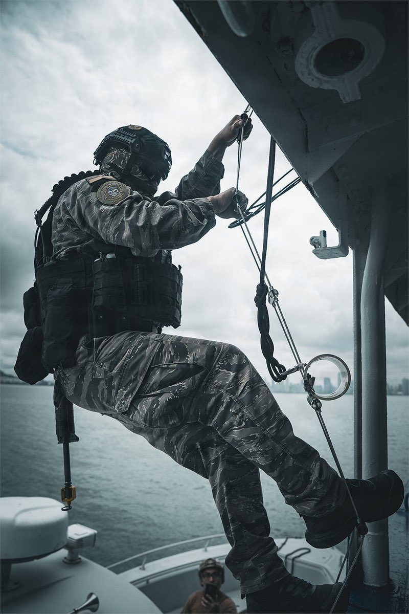 HermanCsalley's tweet photo. Members of Panama's National Aeronaval Service and National Police Tactical Anti-Drug Operations Unit conduct visit, board, search and seizure training in the Bay of Panama, July 20, 2026.

#MARFORSOUTH #PANAMAX2026 #MaritimeSecurity https://t.co/3wQtzHZ9qD