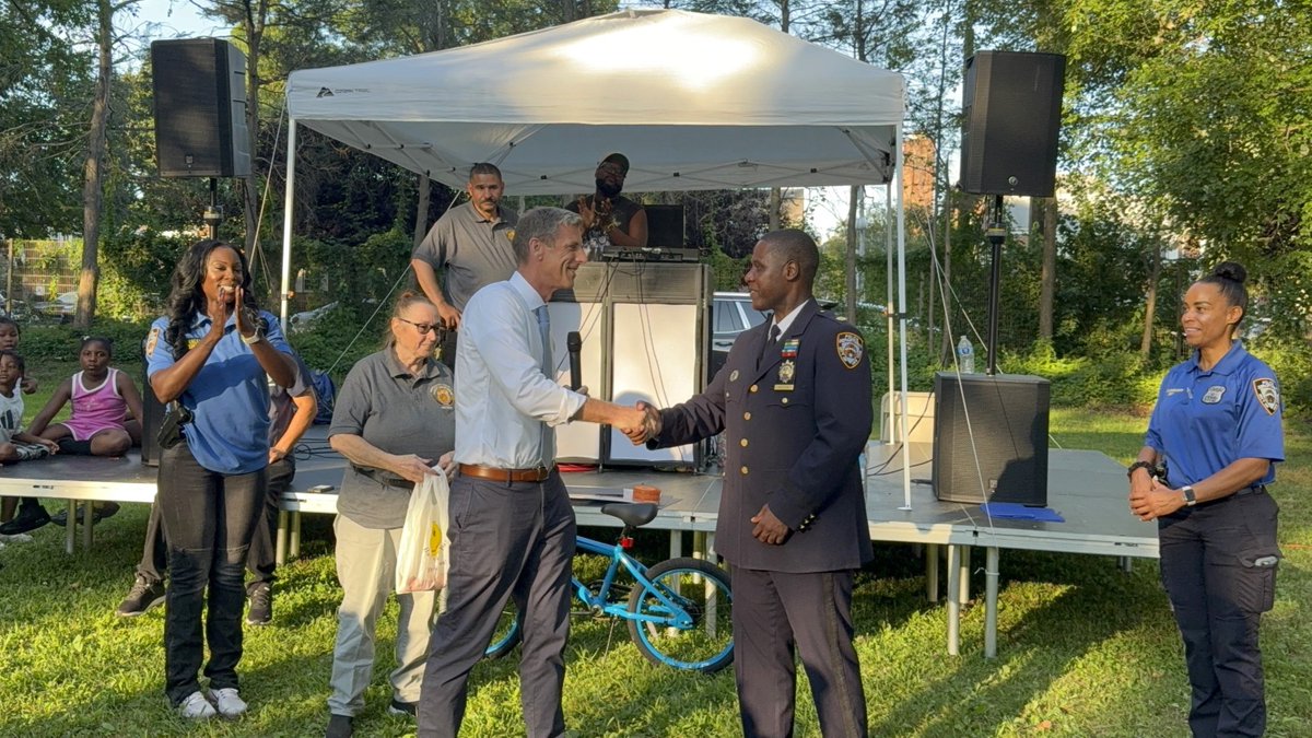 edbraunstein's tweet photo. The @NYPD105Pct, @NYPD109Pct, @NYPD111Pct and each of their Community Councils hosted fun National Night Out events that brought together the local community. Thank you to the police officers at these precincts for their work safeguarding our neighborhoods. https://t.co/wYcSXTLvtK