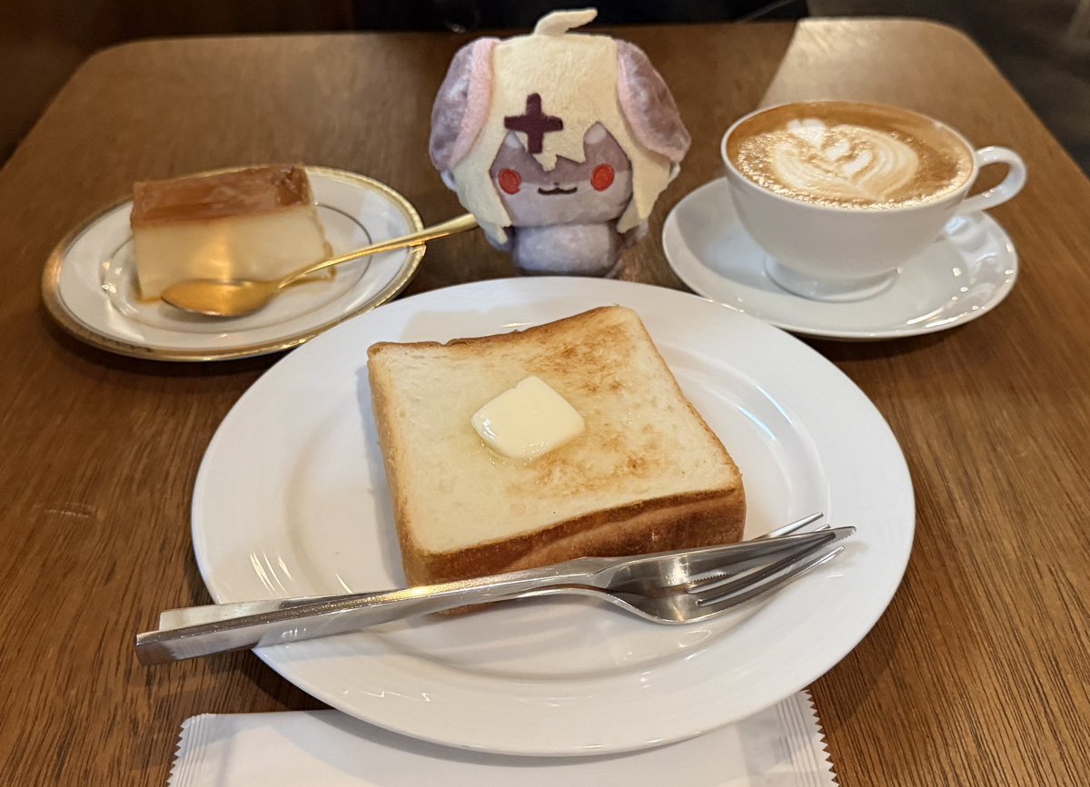 abeeta_sub's tweet photo. オシャレな喫茶店も行った✨
お目当ては練乳とクリームチーズが使われてる濃厚な四角いプリン🍮 https://t.co/N1HNWrWAwk