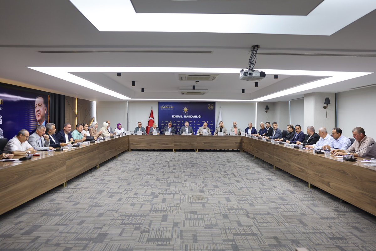 Bilalsaygili's tweet photo. İlçe Başkanları Toplantımız…

AK Parti’mizin 25. kuruluş yıl dönümü kapsamında yürüttüğümüz hazırlık çalışmalarını ele aldık. Teşkilatlarımızın sahadaki çalışmalarını, ilçelerimizdeki faaliyetleri ve önümüzdeki döneme ilişkin hedeflerimizi istişare ettik.

Aziz milletimizin iradesinden aldığı güçle çeyrek asırdır eser ve hizmet siyasetinin öncüsü olan AK Parti’miz, aynı inanç ve kararlılıkla Türkiye Yüzyılı hedeflerine emin adımlarla yürümektedir.

Toplantımızın hayırlara vesile olmasını diliyor, ilçe başkanlarımıza çalışmalarında başarılar temenni ediyorum.

📍AK Parti İzmir İl Başkanlığı