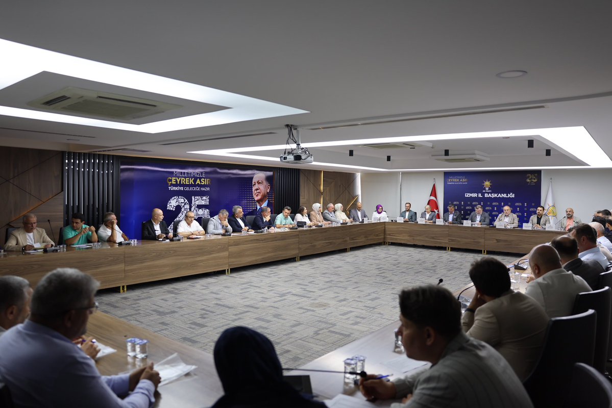 Bilalsaygili's tweet photo. İlçe Başkanları Toplantımız…

AK Parti’mizin 25. kuruluş yıl dönümü kapsamında yürüttüğümüz hazırlık çalışmalarını ele aldık. Teşkilatlarımızın sahadaki çalışmalarını, ilçelerimizdeki faaliyetleri ve önümüzdeki döneme ilişkin hedeflerimizi istişare ettik.

Aziz milletimizin iradesinden aldığı güçle çeyrek asırdır eser ve hizmet siyasetinin öncüsü olan AK Parti’miz, aynı inanç ve kararlılıkla Türkiye Yüzyılı hedeflerine emin adımlarla yürümektedir.

Toplantımızın hayırlara vesile olmasını diliyor, ilçe başkanlarımıza çalışmalarında başarılar temenni ediyorum.

📍AK Parti İzmir İl Başkanlığı