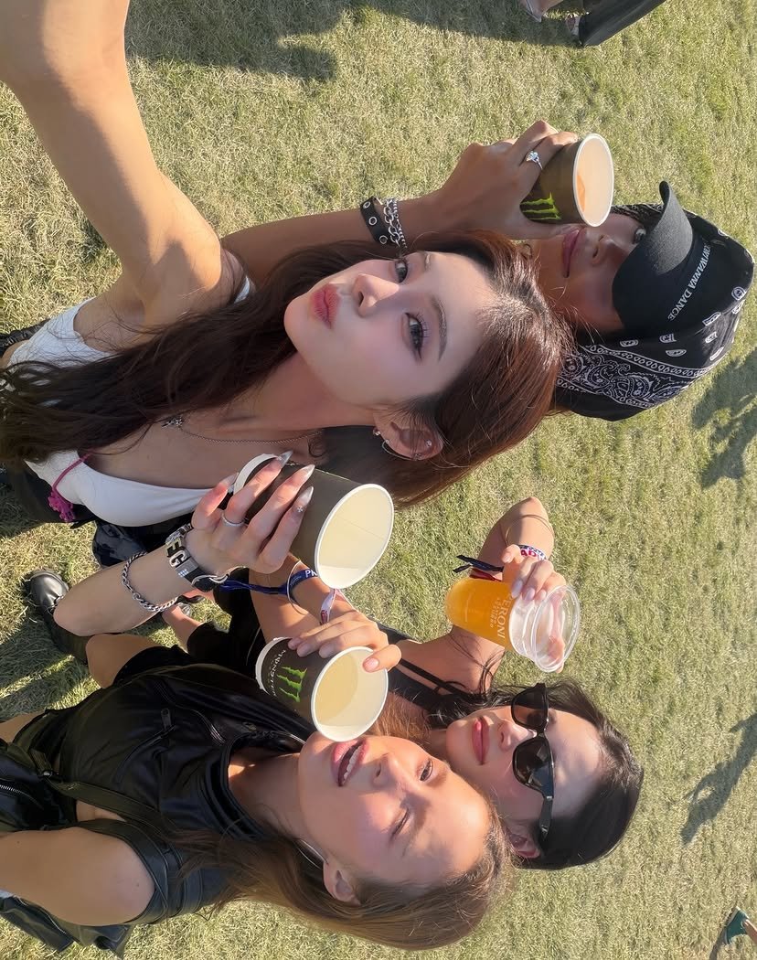 BARBIEHlYYlH's tweet photo. hiyyih and her circle of friends via leanavvab on instagram 🦋 
#HUENING_BAHIYYIH #휴닝바히에 #HIYYIH #히에 https://t.co/Sk0gxH0Svt