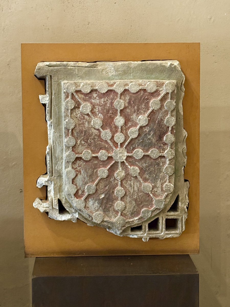 CarlosUkar's tweet photo. De visita en la Catedral de #Tudela. El escudo del Reino de #Navarra. Nafarroako Erresumaren armarria. https://t.co/LubWpvndC2