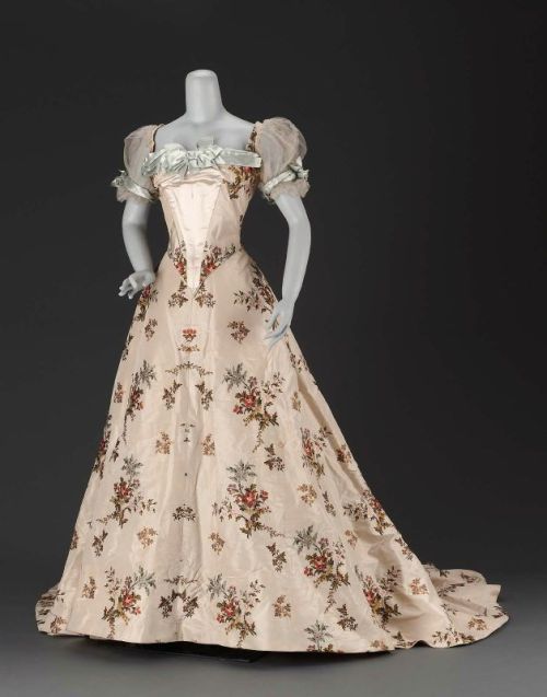wikivictorian's tweet photo. Evening dress, 1902. Museum of Fine Arts, Boston. https://t.co/21sTRExImS