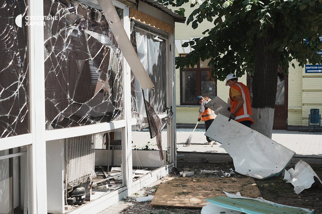 BohuslavskaKate's tweet photo. This is what the train station in Lozova, Kharkiv region, looks like after being attacked this morning by Russian drone. 

11 people were injured, and 2 railway workers were killed‼️ https://t.co/xraOVMLSAF