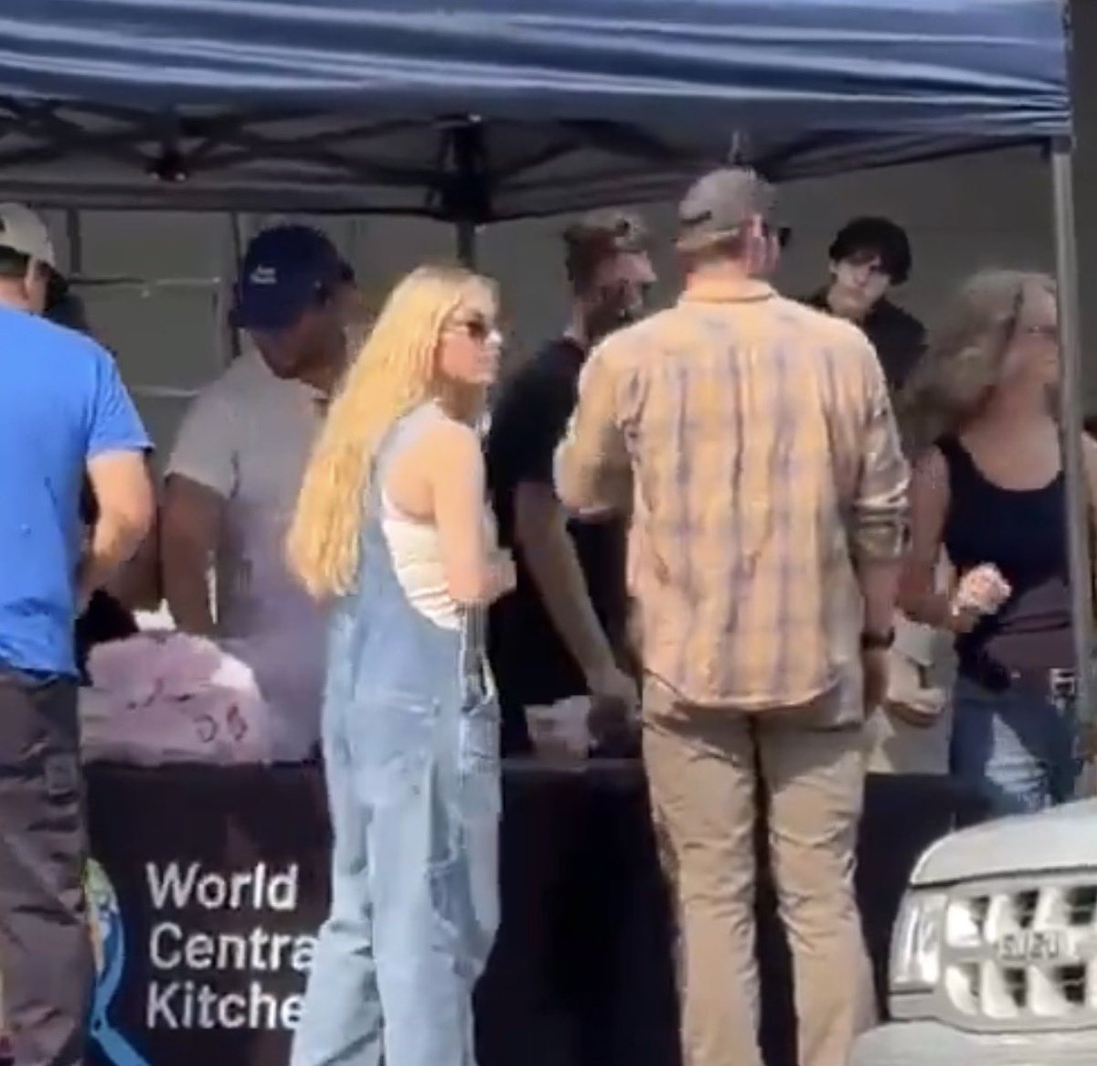 libsoftiktok's tweet photo. Sydney Sweeney is handing out free meals to Spokane, Washington fire victims

Beautiful ❤️ https://t.co/8HFDrNl4yN