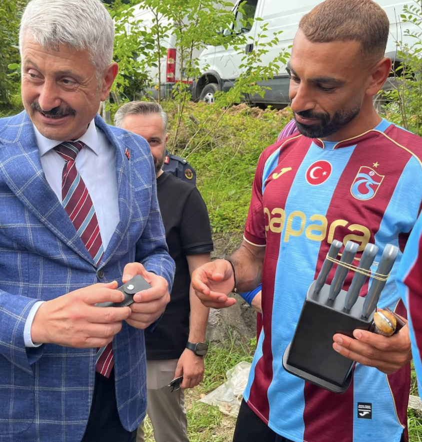 bosunatiklama's tweet photo. Trabzon Araklı'ya gelen Muhammed Salah'a bıçak seti hediye edildi. https://t.co/IoKiUrmXpD