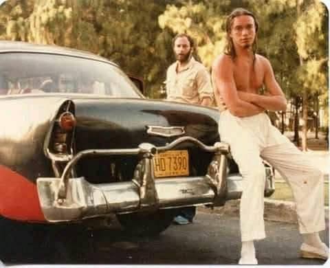 LuizSantosMusic's tweet photo. The Historic Havana Jam '79... Jaco Pastorius a legendary fretless bass pioneer leaning against a classic American car during Havana Jam '79, #jazz #art https://t.co/uTf4A4FxWV