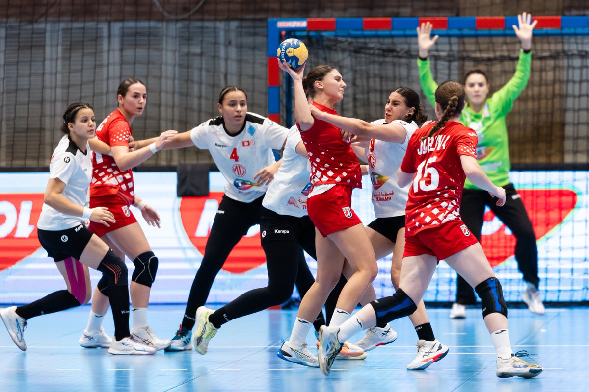 HRS_CHF's tweet photo. 🇭🇷 | 𝐌𝐥𝐚đ𝐞 𝐣𝐮𝐧𝐢𝐨𝐫𝐤𝐞 | 
Hrvatska je svladala Tunis 33:23 i izborila borbu za 17. mjesto na IHF Svjetskom prvenstvu! 💪

Sutra u 17:30 slijedi posljednji susret protiv pobjednika dvoboja Portugal 🇵🇹 – Brazil 🇧🇷.

Idemo cure! 🫶

#crohandball https://t.co/TB33VJ932s