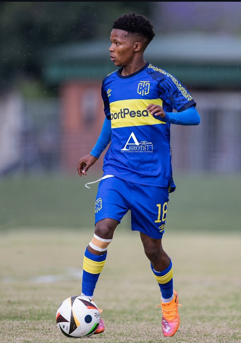 BabalwaZikhali8's tweet photo. Okay wait !!!! Before yall go on vacation , please talk to Mr John Comotis very nicely😭😭😭😭We'll give him Mshini and Bruce Bvuma , he can take Naphtali Mokoena too if he likes , even Pule Mmodi if he's not satisfied , just bring our son back home😭😭😭😭🧎 https://t.co/KPKvSitLlU